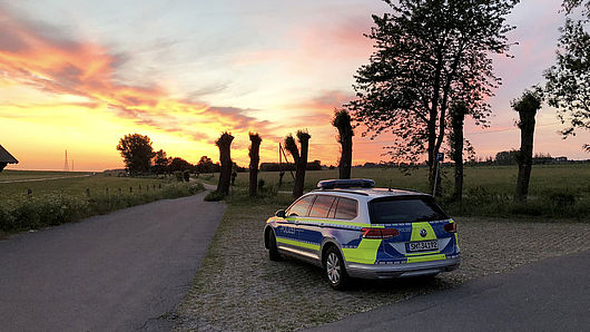 Polizeiauto und Sonnenuntergang