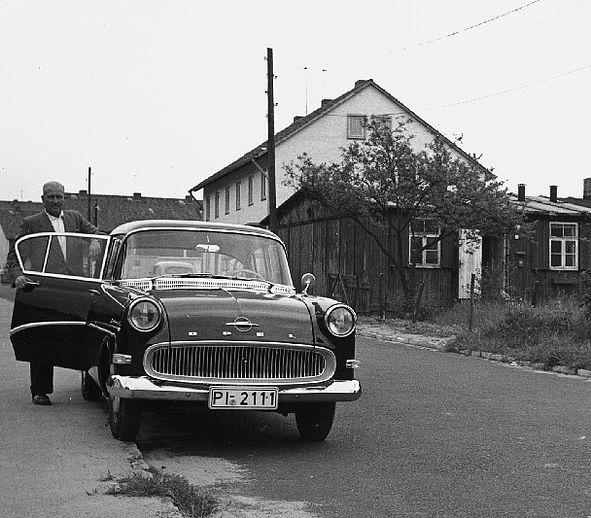  Das Stadtarchiv Wedel zeigt dieses Jahr an jedem Adventssonntag historische Bilder aus der Rolandstadt in den 1950er Jahren. Foto: Stadtarchiv Wedel