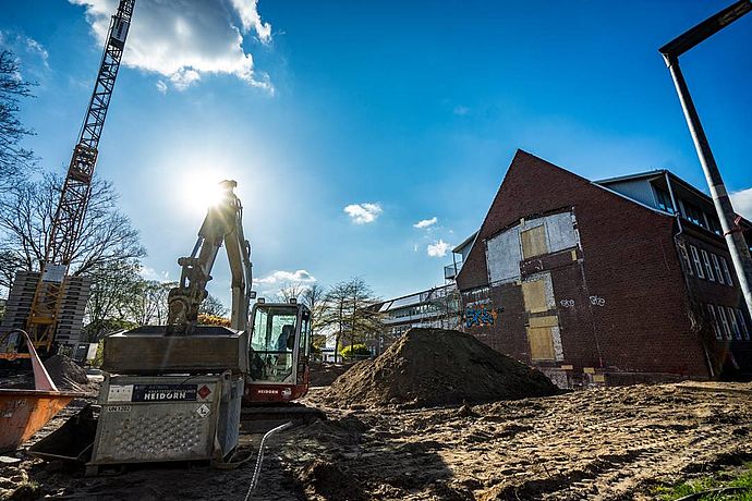 An der Gebrüder-Humboldt-Schule haben die Erdarbeiten für den Neubau des modernen Südtrakts begonnen. Foto: Stadt Wedel/Kamin