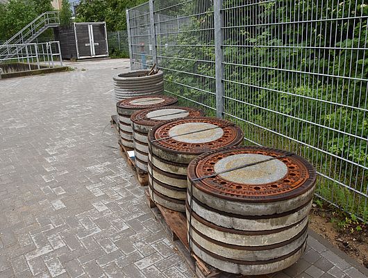 Gullideckel gestapelt