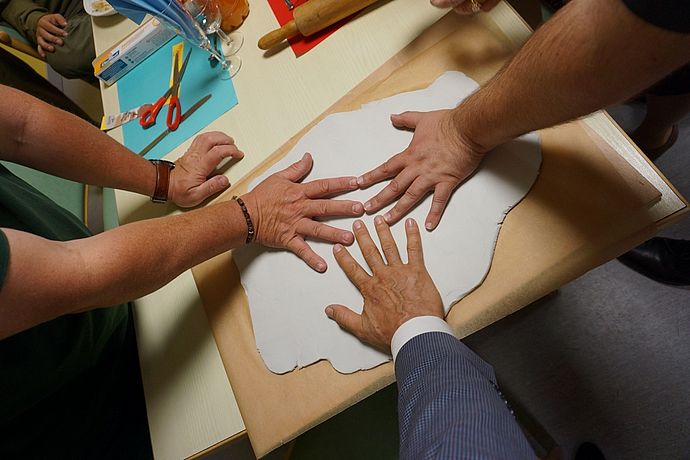 Auf dem Abend der Städtepartnerschaft wurde eine Gedenktafel mit Handabdrücken aus Caudry, Wedel und dem polnischen Pinszow erstellt. Foto: Stadt Wedel