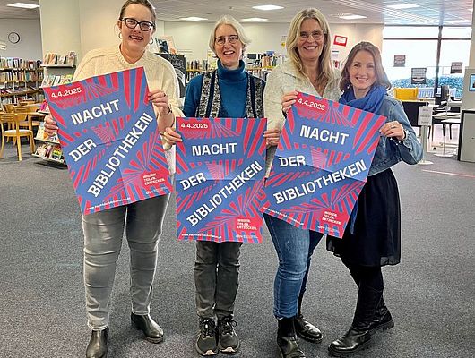 Claudia Brandt, Regina Czirr-Rieckesmann, Natascha Haas und Büchereileiterin Ilka Hachenberg (von links) freuen sich stellvertretend für das Stabü-Team schon auf die Nacht der Bibliotheken am 4. April (Foto: Stadtbücherei)