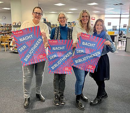 Claudia Brandt, Regina Czirr-Rieckesmann, Natascha Haas und Büchereileiterin Ilka Hachenberg (von links) freuen sich stellvertretend für das Stabü-Team schon auf die Nacht der Bibliotheken am 4. April (Foto: Stadtbücherei)