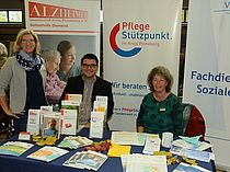 Seniorenbüroleiterin Gisela Rawald (von rechts) geht selbst in Rente und stellte ihren Nachfolger Marcel Bauermester am Gemeinschaftsstand mit Bianca Trebbing von der Alzheimergesellschaft vor.