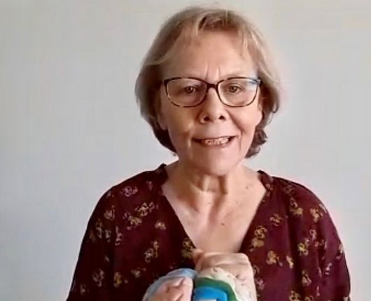 Marita mit einem zeigt auf einen Bereich im Gehirn