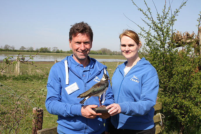 Marco Sommerfeld, Leiter der Carl Zeiss Vogelstation des NABU, freute sich zusammen mit Ilka Bodmann (Referentin für Öffentlichkeitsarbeit) über tolles Wetter und einen großen Besucherzuspruch.