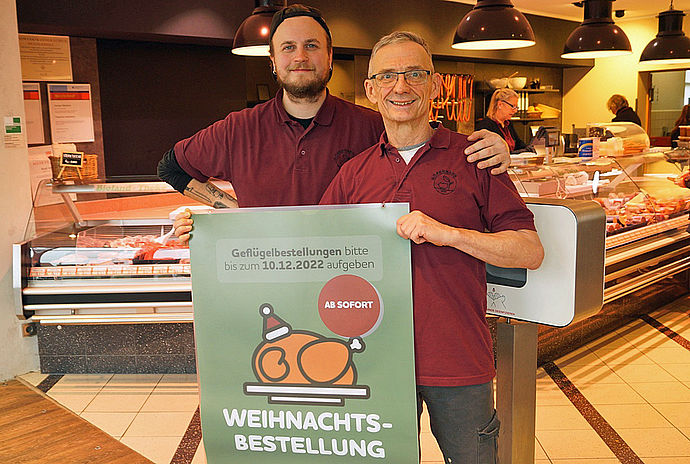 Die beiden Fleischermeister und Inhaber Daniel Wichern (v.links) und Bernd Höpermann von der Fleischerei Höpermann bieten hochwertige Geflügelprodukte zum Teil sogar in Bio-Qualität für ihren Weihnachtsbraten.