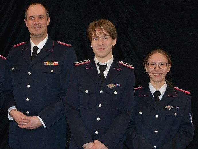 Geehrt für zehn Jahre Mitgliedschaft in der Feuerwehr: Marie Kühn, Lucas Hinz, Jens Benölken (v.r.n.l.)
