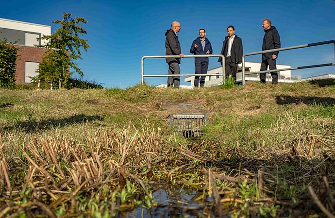 Gäste und Experten nahmen sich Zeit, um am Wedeler Regenwasserweg aktuelle Entwicklungen rund um das Thema Starkregen zu besprechen. Foto: Stadt Wedel/Kamin