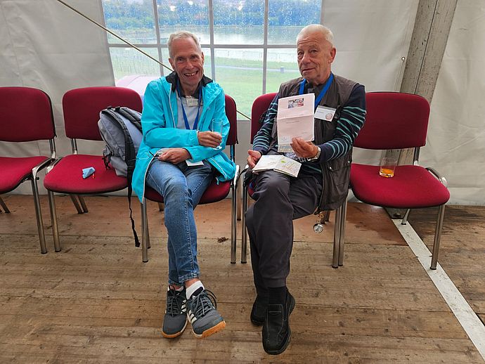 Andreas Müller (links) und Olaf Wuttke betreuten den Wedeler Beitrag im Ausstellungszentrum und gaben wertvolle Zusatzinformationen. Foto: Stadt Wedel