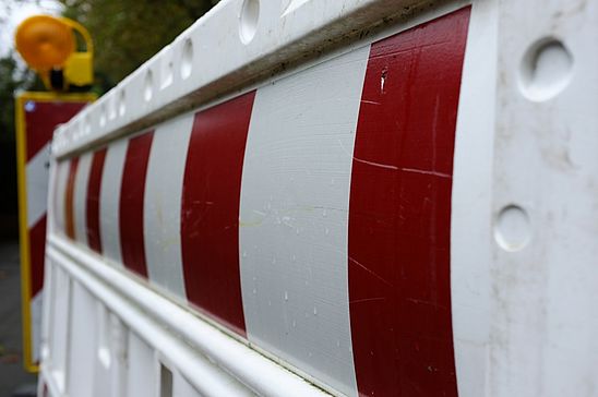 Der Rad- und Fußweg, der den Mühlenweg mit dem Parkplatz an der Rudolf-Breitscheid-Straße verbindet, wird saniert und muss deshalb bis zum 26. April voll gesperrt bleiben. Symbolfoto: Stadt Wedel/Kamin