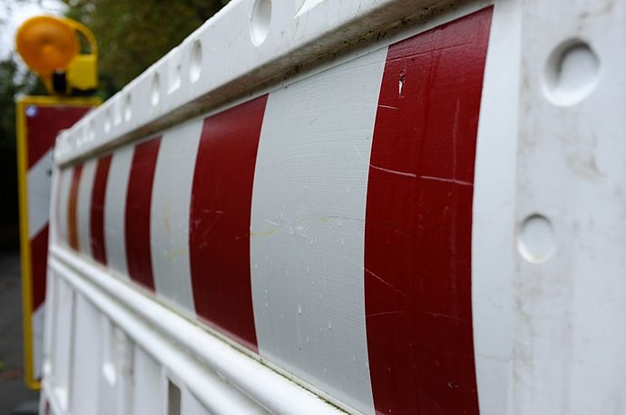 Der Rad- und Fußweg, der den Mühlenweg mit dem Parkplatz an der Rudolf-Breitscheid-Straße verbindet, wird saniert und muss deshalb bis zum 26. April voll gesperrt bleiben. Symbolfoto: Stadt Wedel/Kamin