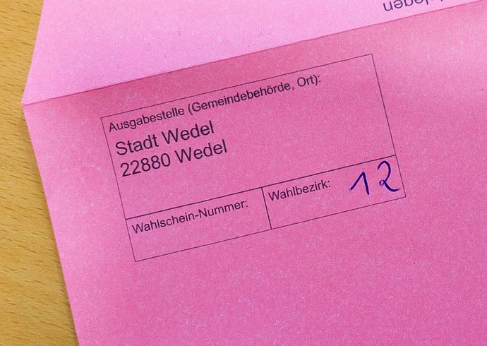 Die Stadt Wedel empfiehlt, sich so kurz vor der Wahl und der Abstimmung nicht mehr darauf zu verlassen, dass die postalische Zustellung noch rechtzeitig funktioniert. Sicherer ist der Weg, zum Beispiel direkt im Briefwahlbüro im Rathaus zu wählen. Foto: Stadt Wedel/Kamin