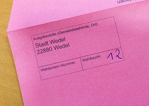 Die Stadt Wedel empfiehlt, sich so kurz vor der Wahl und der Abstimmung nicht mehr darauf zu verlassen, dass die postalische Zustellung noch rechtzeitig funktioniert. Sicherer ist der Weg, zum Beispiel direkt im Briefwahlbüro im Rathaus zu wählen. Foto: Stadt Wedel/Kamin