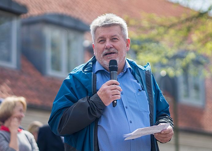 Wedels neuer Bürgermeister Gernot Kaser bei seiner Begrüßungsansprache beim traditionellen Maibaumaufstellen am 1. Mai 2022 am Wedeler Roland. Foto: Stadt Wedel/Kamin