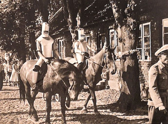 Noch ein Foto aus dem Jahr 1958 beschriftet mit den Worten: „Die Spitze… und es war so warm unter der Rüstung“. Foto: Stadtarchiv Wedel