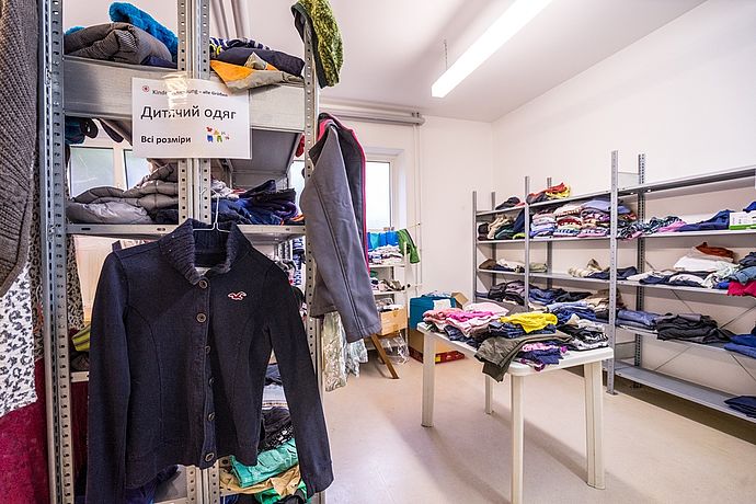 In der Kleiderkammer steht bei Bedarf gespendete Kleidung bereit. Foto: Stadt Wedel/Kamin