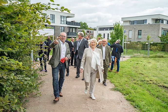 Zusammen mit Bürgermeister Niels Schmidt weihte Karin Brennecke-Barnekow den Kurt-Barnekow-Weg mit einem kleinen Spaziergang ein. Foto: Stadt Wedel/Kamin 