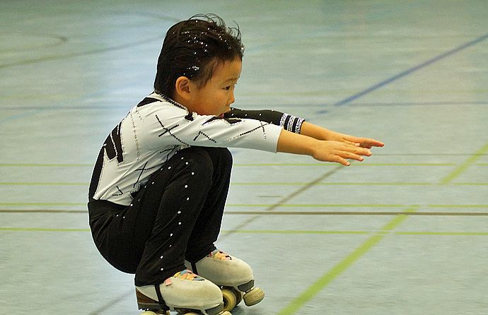 Neo Wang ist mit 5 Jahren einer der jüngste Rollkunstläufertalenten und startet mit großem Eifer bei den Minis.