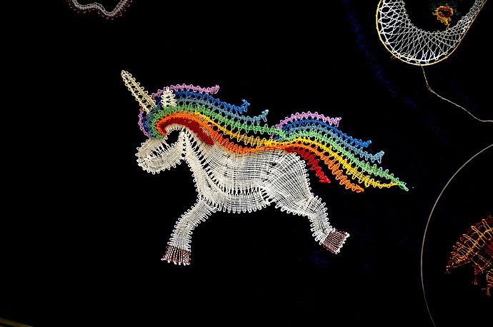 Das ikonische Einhorn mit der Regenbogenmähne ist das Wappentier der Ausstellung. Foto: Stadt Wedel/Kamin