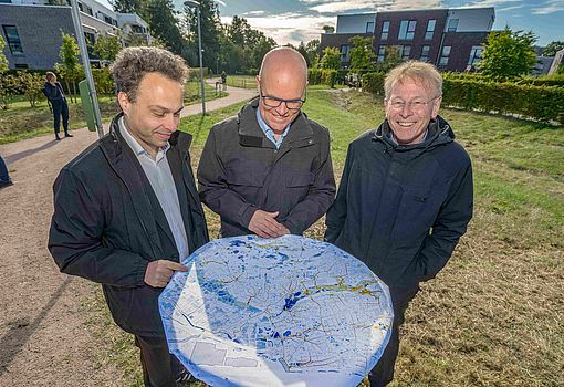 Gastgeber und zwei Initiatoren: (von links) der 3. Stv. Bürgermeister der Stadt Wedel Tobias Kiwitt, der Schleswig-Holsteinische Umweltminister Tobias Goldschmidt und Prof. Dr. Paul Becker, Präsidentdes Bundesamt für Kartographie und Geodäsie (BKG) bei der Präsentation der Starregenkarte für Schleswig-Holstein in Wedel. Foto: Stadt Wedel/Kamin