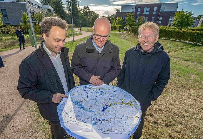 Gastgeber und zwei Initiatoren: (von links) der 3. Stv. Bürgermeister der Stadt Wedel Tobias Kiwitt, der Schleswig-Holsteinische Umweltminister Tobias Goldschmidt und Prof. Dr. Paul Becker, Präsidentdes Bundesamt für Kartographie und Geodäsie (BKG) bei der Präsentation der Starregenkarte für Schleswig-Holstein in Wedel. Foto: Stadt Wedel/Kamin