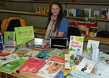 Veronika Trottenberg von der Stadtbücherei hatte eine breite Palette von Lesestoff rund ums Älter werden auf dem Infotisch und... 