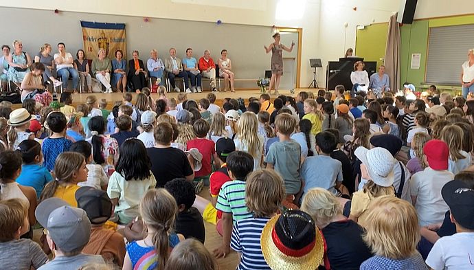Während der Feierstunde in der Mensa der Altstadtschule sangen alle Kinder gemeinsam. Foto: Stadt Wedel/Kamin