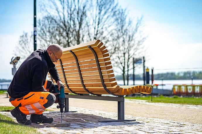 Das Aufstellen der charakteristischen Bänke am Willkomm Höft starten ab Dienstag 14. Mai 2024. Archivbild: Stadt Wedel/Kamin 