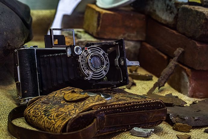Rollfilm-Kamera Kodak Junior 620 (gebaut in der Zeit von 1933 bis 1939 - zu sehen bis 2. Oktober 2022 in der Ausstellung „Highway to Helgoland – Schätze von der roten Insel“ im Stadtmuseum Wedel. Foto: Stadt Wedel/Kamin