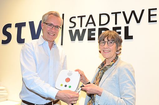 Gemeinsam für sicheren Wohnkomfort: Stadtwerke-Geschäftsführer Jörn Peter Maurer und Michaela Stevens, Geschäftsführerin der Sonotel gGmbH