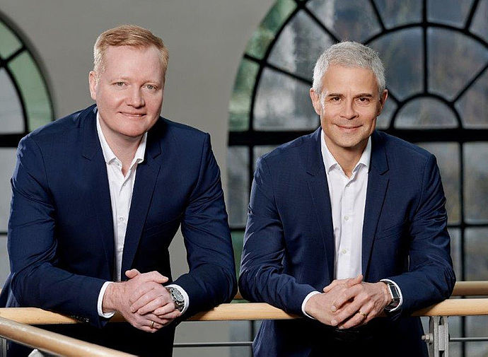 Fabian Peters (links) und Maik Müller, die Vorstände der Wedeler Nynomic AG, haben Grund für gute Laune: Mit der Übernahme der Sensotherm GmbH ist ihnen ein weiterer Scoop gelungen.
