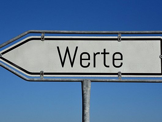Straßenschild mit dem Wort Werte