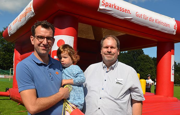 Sparkassen-Vertreter Florian Graßhof mit Töchterchen Nina und Michael Schleef,  stellvertretender Vorsitzender des Wedeler TSV waren mit dem Verlauf der Kinderolympiade  hochzufrieden.