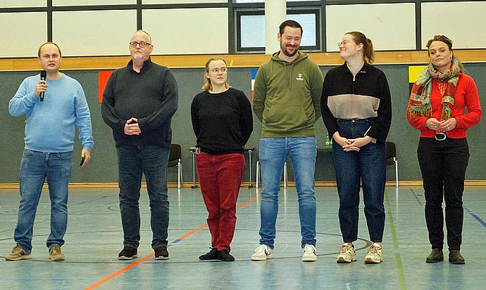 Eugen Skliarenko (ganz links), Spartenleiter des Wedeler TSV, begrüsste die fünf erfahrenen Wertungsrichterinnen und Wertungsrichter.