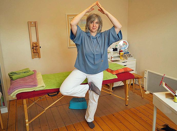 Heilpraktikerin Ilona Heinrich schlägt eine Yoga-Übung, den Baum, vor. Sie dient vor allem dem Gleichgewicht und der Konzentration.