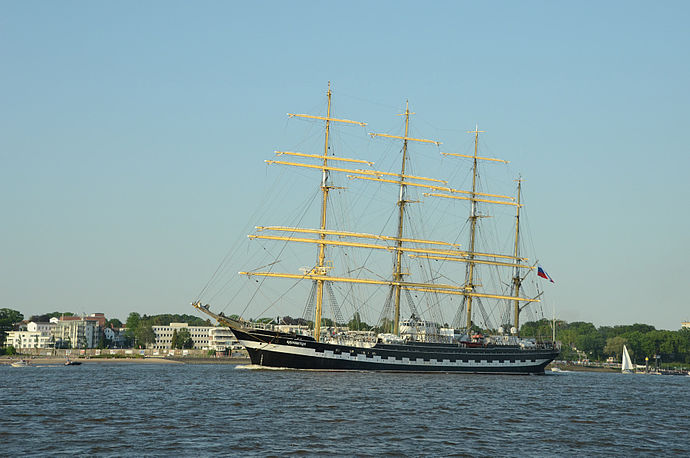 Die Viermaststahlbark "Krusenstern" passiert Schulau - die als "Padua" gebaute Vertreterin der legendären P-Liner ist als Segelschulschiff im Einsatz.