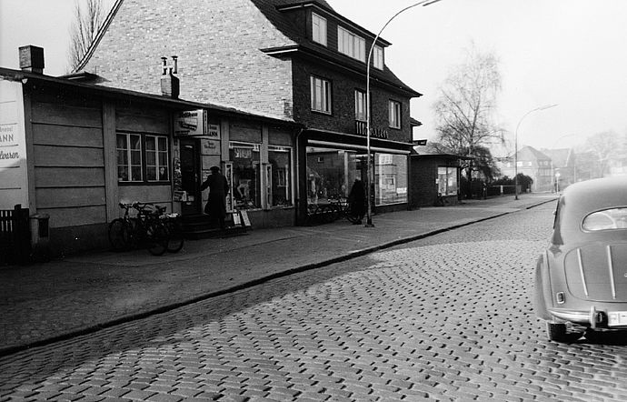 Die Bahnhofstraße Wedel in der Zeit nach 1945. Foto: Stadtarchiv Wedel