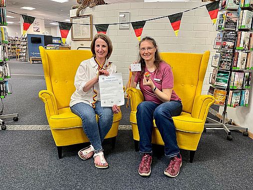 EM-Vorfreude-Wochen in der Bücherei: Ilka Hachenberg und Veronika Trottenberg (von links) freuen sich auf Bastelspaß und Rätselaktionen mit den Kindern (Foto: Stadtbücherei)
