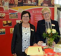 Sabine Michler (links) und Petra Tiedemann stellten das umfangreiche Angebot der Kursana Residenz vor..