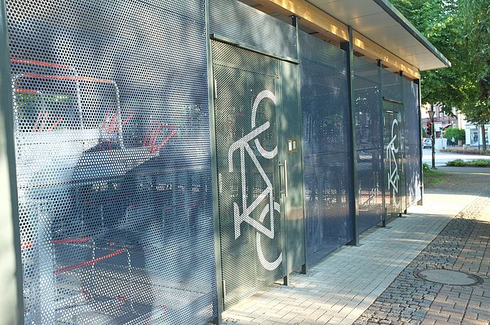 Ab dem 15. Juli können Fahrradstellplätze in der abschließbaren Bike+Park-Box am Wedeler Bahnhof gebucht und genutzt werden. Foto: Stadt Wedel/Kamin