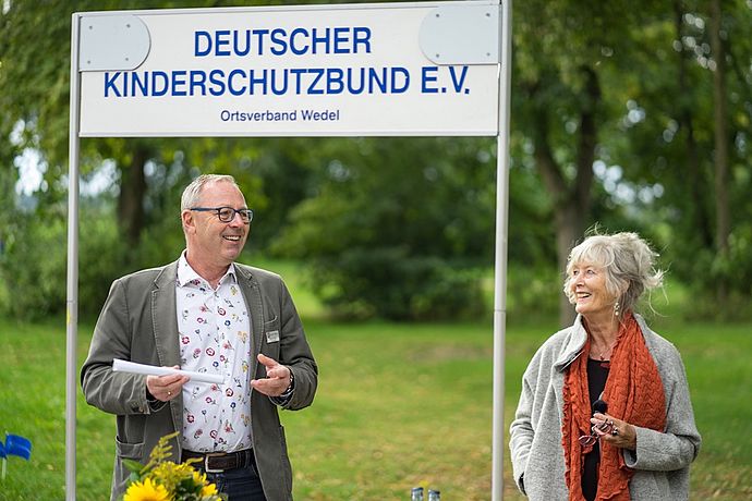 Bürgermeister Niels Schmidt freute sich über das wichtige Signal, das durch die Einweihung des Platzes von und für Wedel ausgeht. Foto Stadt Wedel/Kamin 