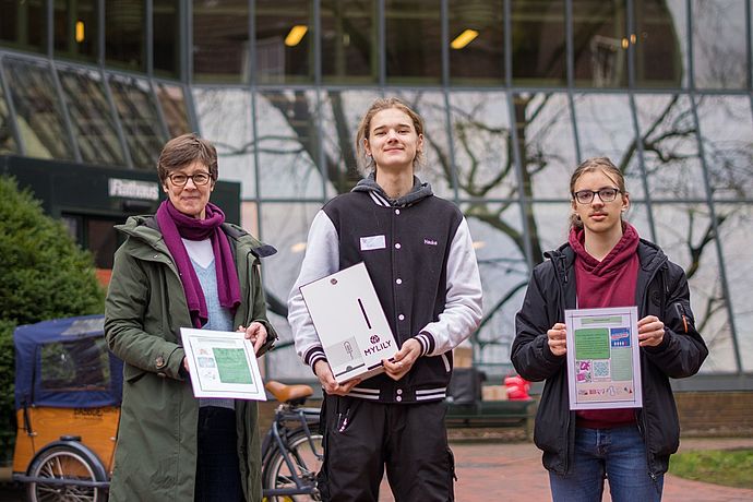 Sorgten mit anderen Jugendbeiratsmitgliedern für die Verteilung der Periodenartikel-Spender an den weiterführenden Schulen Wedels: Hauke-Elias Zucht (Mitte) und Jonas Hergert vom 8. Jugendbeirat der Stadt Wedel. Mit dabei ist  Imke Dreessen vom Fachdienst „Kinder, Jugend und Familie“, die den Jugendbeirat fachlich bei seiner Arbeit unterstützt. Foto: Stadt Wedel/Kamin
