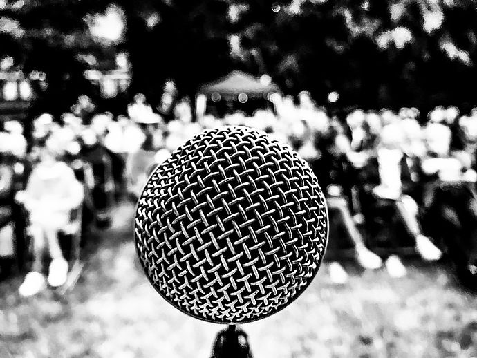 Ab ans Mikrofon: Das Pop-Chor-Projekt „Vocal Express“ für Jugendliche ab 13 Jahre startet ab 28. April 2022 in der Musikschule Wedel. Foto: Stadt Wedel/Kamin