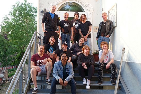 Freuen sich auf einen Sommer voll Musik: Die Mitglieder der „Musikinitiative Die Villa“. Foto: Stadt Wedel/Die Villa