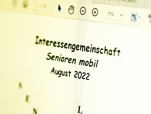 Die markante Broschüre von „Senioren mobil“ liegt nun wieder aus – mit vielen Aktionen für den August. Foto: Stadt Wedel/Kamin