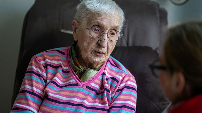 Ehrlichkeit, Ruhe und Geduld: Die Stadt Wedel gratuliert Irmgard Getzieh zum 102. Geburtstag. Foto: Stadt Wedel/Kamin