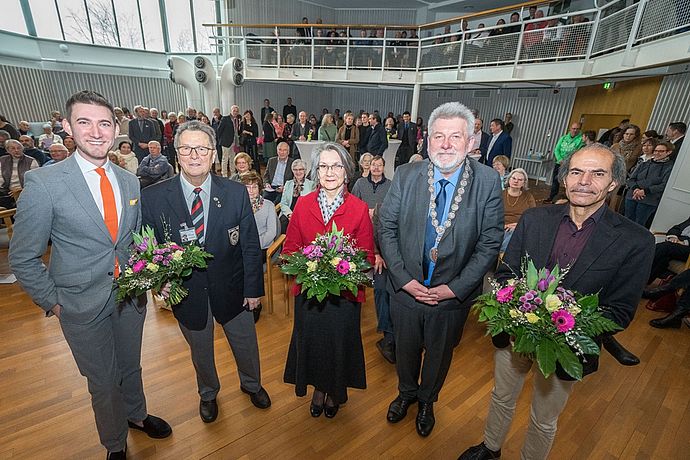 Wedeler Ehrennadel für gesellschaftliches Engagement: Bernd Schumacher (2. v.l.), Erika Müller und Hisham Amer (ganz rechts) wurden von Stadtpräsident Julian Fresch (links) und Bürgermeister Gernot Kaser (2. v.r.) beim Neujahrsempfang der Stadt Wedel ausgezeichnet. Foto: Stadt Wedel/Kamin