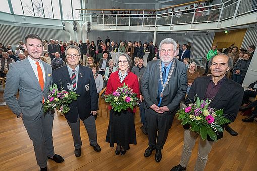 Wedeler Ehrennadel für gesellschaftliches Engagement: Bernd Schumacher (2. v.l.), Erika Müller und Hisham Amer (ganz rechts) wurden von Stadtpräsident Julian Fresch (links) und Bürgermeister Gernot Kaser (2. v.r.) beim Neujahrsempfang der Stadt Wedel ausgezeichnet. Foto: Stadt Wedel/Kamin