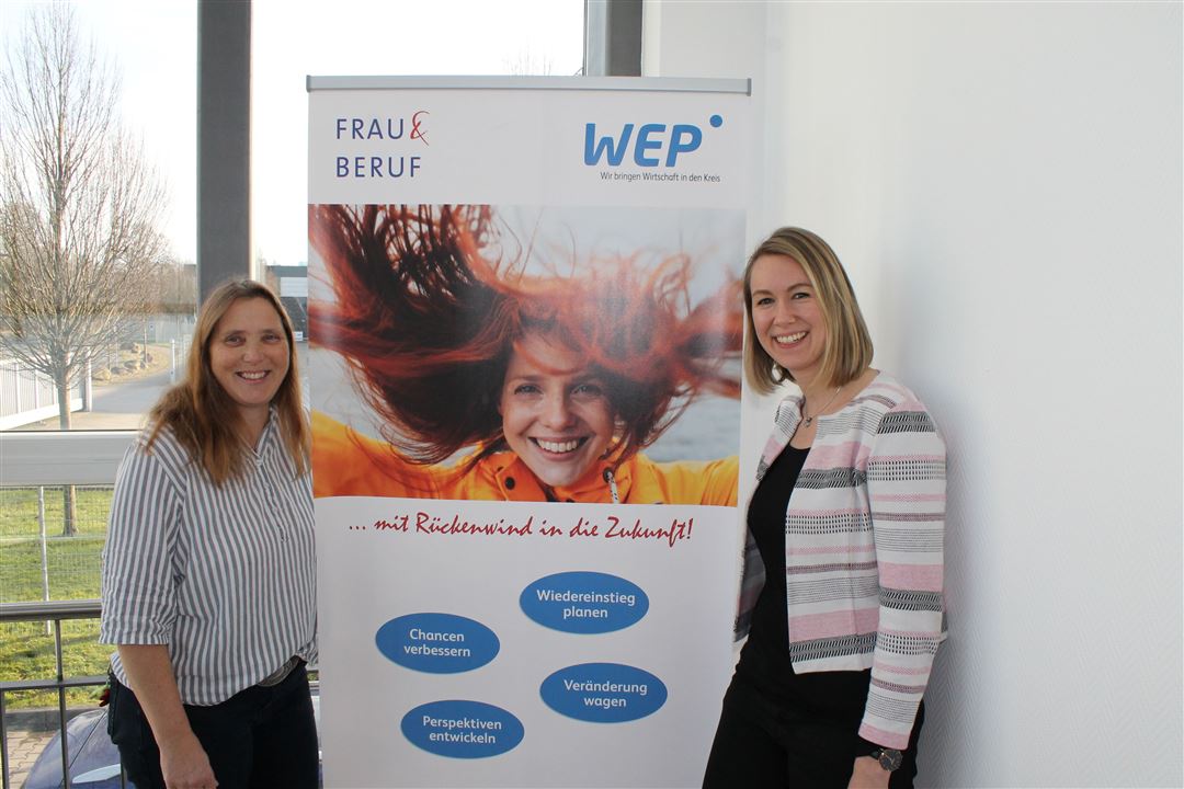 Die Dozentinnen Martina Pichon und Johanna Brandt des Angebotes Frau & Beruf mit einem Rollup-Display ihres Angebotes